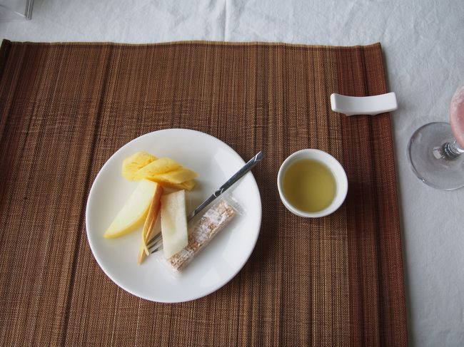 デザートはフルーツと、<br />粟おこしみたいなベトナムのお菓子でした。<br /><br />注いでもらった緑茶にほっこり。<br />海外の緑茶は、やたら甘いものとか多いけれど、<br />これは普通の緑茶でした。