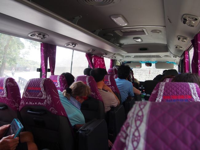 帰りのバス。<br />１５人程度のミニバスです。<br />一番後ろの席をゲット(・∀・)