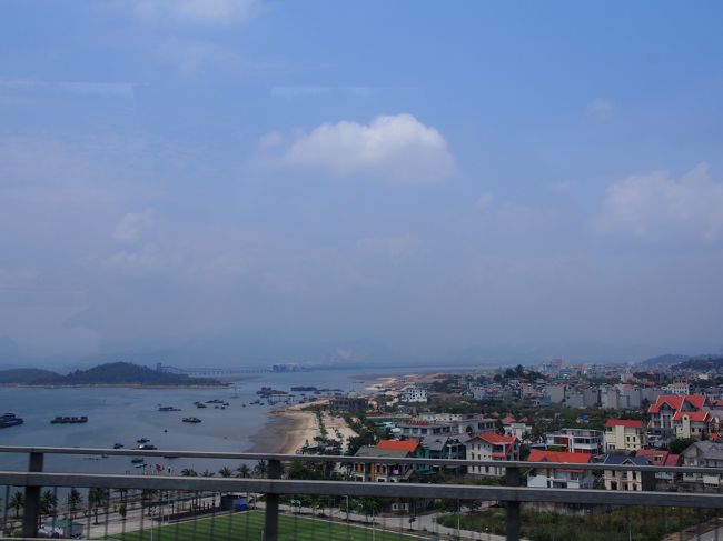 帰りのバスからの景色。<br />なんだか、ヨーロッパの港町みたい。<br />ベトナムの建物は、ヨーロッパ風の可愛らしい建物が多くて<br />見ていてテンションがあがります(●´ω｀●)