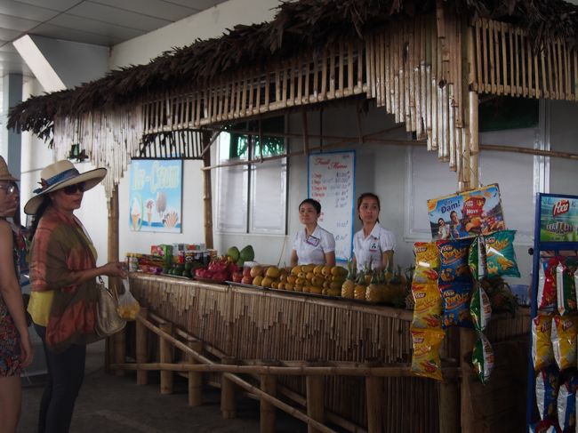 フルーツも売っていました。<br />とっても美味しそうだったけれど、結構大きかったし、<br />スイカジュースを飲んだので我慢。<br />その場で食べている人も、何人かいました。