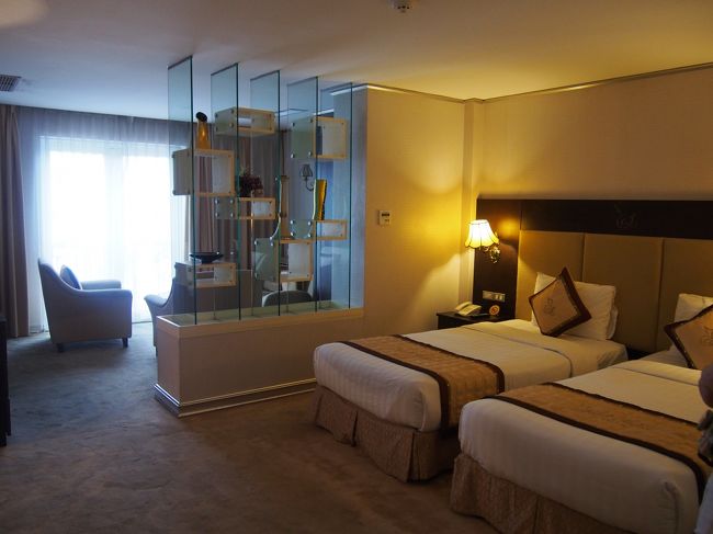 部屋に通されてびっくり。<br /><br />めちゃめちゃ広い！！！床ふっかふか！<br />とても豪華な部屋に、テンションも上がります。<br />スーツケース、２つ広げても全く問題ない広さ♪<br /><br />後で知ったのだけれど、エグゼクティブスイートルームに<br />アップグレードしてくれていたようです。<br />どうりで、こんなに広いわけです。<br />２ランクもアップグレードしてもらえるなんて、めちゃくちゃラッキー！(・∀・)