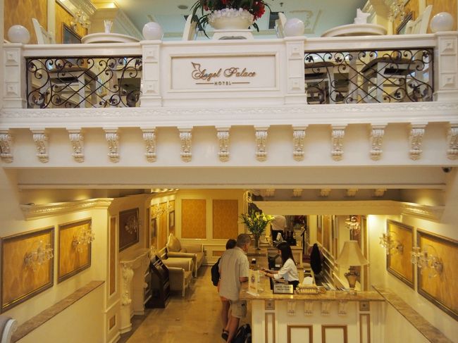 予定時刻を少し遅れて、ホテルに到着。<br />泊まったホテルは、エンジェルパレスというプチホテル。<br />白を貴重としているのか、ロココ風なかわいいホテルでした。