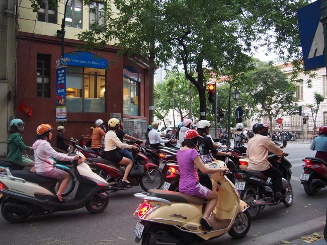 荷物を置いたら、街歩きに出発です。<br />やっぱり大量のバイク。