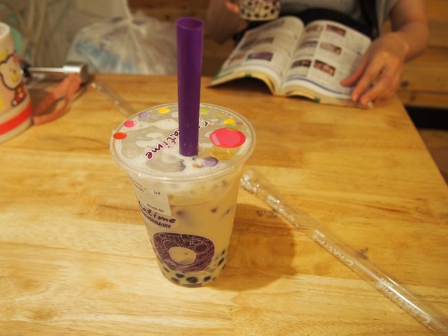ホアンキエム湖近くのインティメックスというスーパーに寄って、<br />おみやげのお菓子や飲み物を調達！<br /><br />今日はスパに行こうと決めていて<br />小腹を満たすためのカフェを探している時に、まさかの雨。<br /><br />ハロン湾はあんなに晴れていたのにΣ(ﾟДﾟ)<br /><br />雨宿りがてら、近くにあった台湾のタピオカジュースのお店へ。<br />ベトナム感は皆無です。<br />ふつうに美味しい、タピオカミルクティ(・∀・)<br />小さく切ったナタデココも入っていました。<br />
