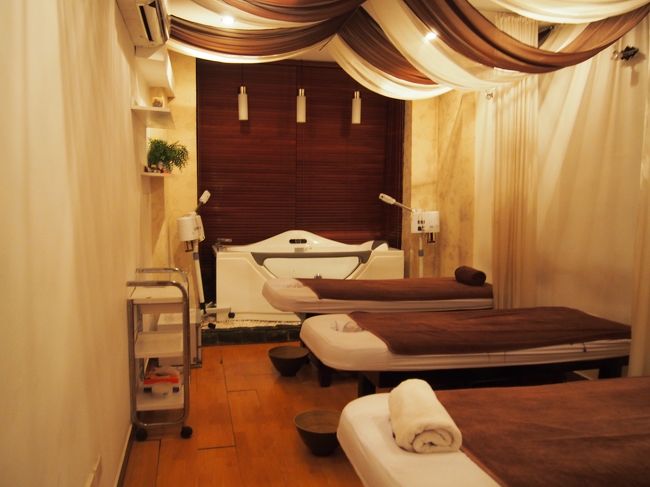 中はこんな感じ。<br />気になるメニューはたくさんあったけれど、<br />あまり時間は取れないので、２時間程度を目安に。<br />私達は、４０分のボディスクラブと６０分のフェイシャルケアをお願いしました。<br />約２時間で２５００円程度。リーズナブル！<br /><br />ボディスクラブは、結構ゴシゴシされたけど、<br />全然痛くはなく、終わったらお肌がツルリとなりました。<br />フェイシャルケアは、気持ちよくって爆睡。全然覚えてません。笑