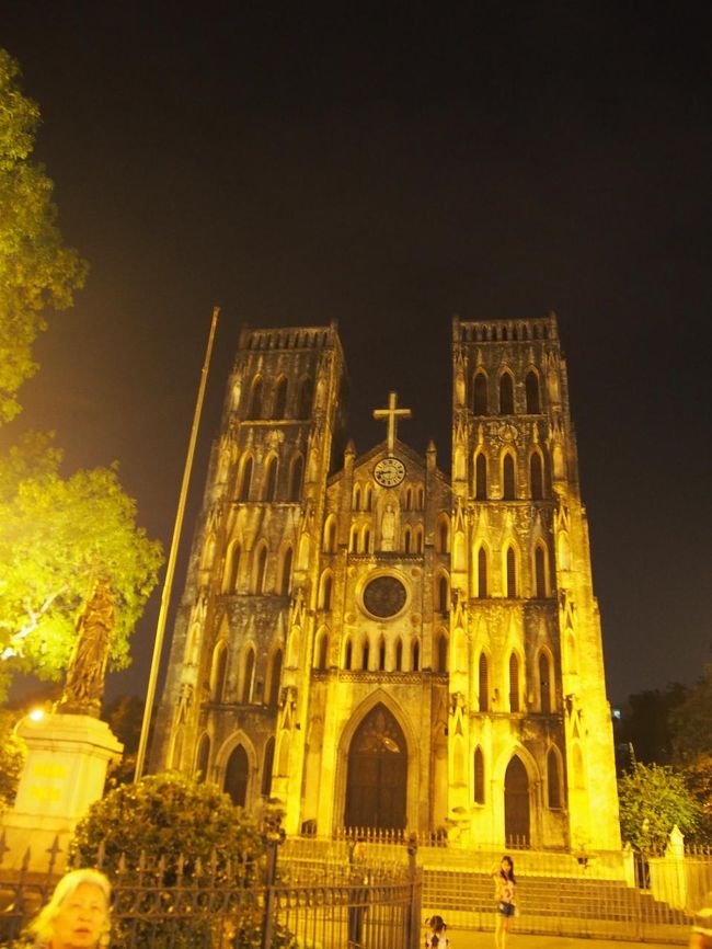 雨もやんだので、てくてく歩いて大協会へ。<br />ライトアップされていました。<br /><br />意外と大きい！<br />そしてやっぱり、パリのノートルダム大聖堂に似てる。笑