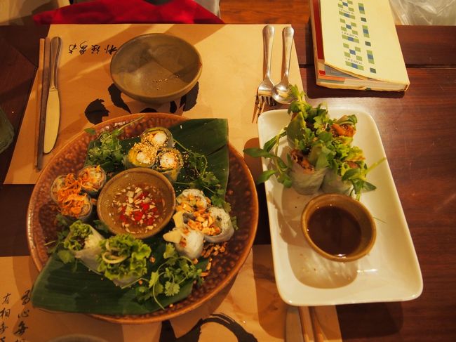 注文したのは、生春巻き４種盛り。<br />あとガイドブックに乗っていたソフトシェルクラブというもの。<br /><br />生春巻きは、それぞれ工夫が凝らされていて<br />ぜんぜん違うお味で美味しい。<br />マンゴーが入ってたり、お肉が入っていたり。<br /><br />ソフトシェルクラブも、まさかのアボカドの生春巻きで<br />生春巻きのオンパレードでした。<br />