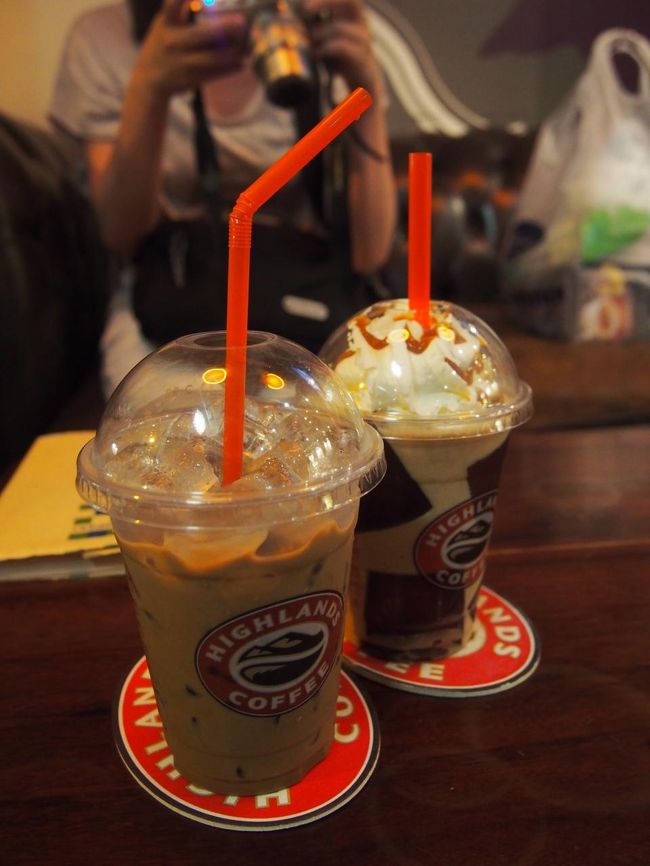 カフェでゆっくりしたくでて、お腹はいっぱいだったけれど<br />帰り道にあったハイランドコーヒーへ。<br />ハイランドコーヒーは、ベトナム版ドトール！？スタバ！？的な感じのお店です。<br /><br />コンデンスミルク入りのアイスコーヒー、とても甘くてめっちゃ美味しい。<br />滞在中に、もう一度飲みました。<br />