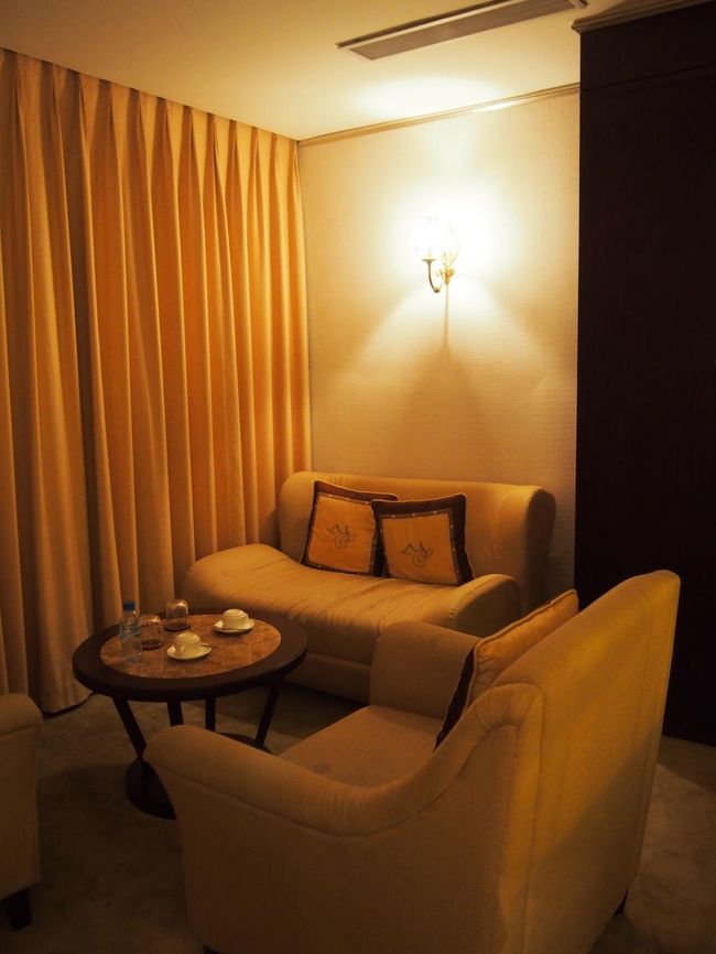 ホテルに帰着。<br /><br />ハロン湾からの移動などで疲れたのか、本当にぐったり。<br />このあと、近くのお店でもう一杯くらい飲みに行きたいね、と話していたけれど、<br />あまりのおつかれ具合から、諦めました(´・ω・｀)<br /><br />ホテルのソファーで<br />スーパーで買ったハイランドコーヒーの缶コーヒーで乾杯。<br />これも、甘くて予想以上に美味くてびっくり。<br /><br />このあとお風呂に入って、ぐっすり眠りました。<br />