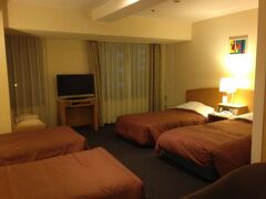 ゆいれーるで、県庁前駅近くのサン沖縄ホテルへ。
那覇泊ではよくお世話になってます。
部屋に入ったら11時半。アップグレードしてくれた部屋、広っ！
寝るだけだなんて惜しい。
