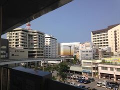 ホームから。アンテナのあるテレビ局の隣が、サン沖縄ホテル。