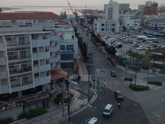 ホテルの窓から730交差点を見下ろします。
正面に竹富島、そして沈む夕陽。