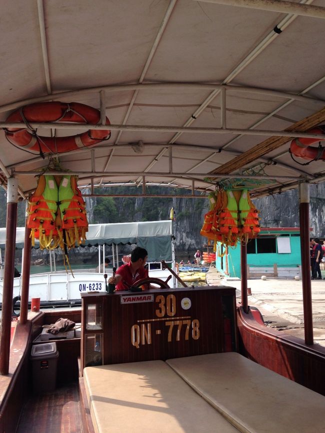 トンネルの先の岩場には、お猿さんや子ザルが！<br />動物園じゃなくって、こんな近くで野生のお猿さんが見れるとは。<br />子ザルはめちゃくちゃ小さくてかわいい♪<br /><br />少しずつカヤックの操作にも慣れてきて<br />のーんびり景色を見ながら漕いでいると<br />キャーキャー騒いでるお猿さん集団を発見。<br />喧嘩しているのかな？と思っていたら、大きなヘビが水面に！！！<br />これはさすがに少しビビって遠ざかりました。笑<br /><br />とってもいい天気で、<br />本当にきれいな景色と自然に囲まれて、めちゃくちゃ楽しかったです。<br />写真がないのが、とっても悔やまれます。