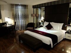 ジュニアスイートの部屋、落ち着いた雰囲気にまとめられています。窓も3カ所明るくて広さも十分です。