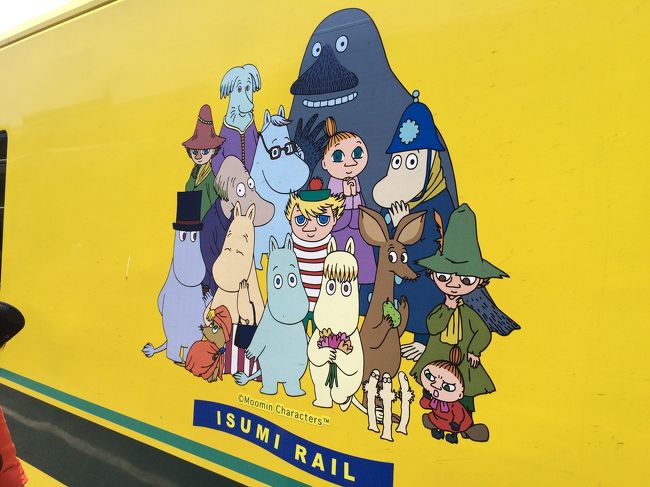 列車の壁面にはムーミンのキャラクターたちが。