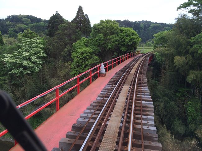 窓から外を眺めていてもムーミンはほとんど見られないが2箇所ほどムーミンがいるところがあった。その一つがこれ。川にかかった鉄橋の上から釣竿を下げて釣りをしているムーミンが！