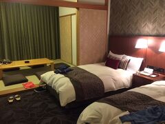 ホテルハーヴェスト軽井沢。
ベッドと和室のシンプルだけどゆとりのある部屋。

ロビーなんかも全体的に高級感がいい感じ。