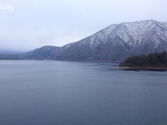 この後、本栖湖の中ノ倉展望台へ。
雪はやんでくれたけど相変わらず曇ってる。
