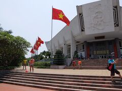 ホーチミン博物館外で色々な石を販売していました。タンロン遺跡に行くので入館は止めました。