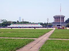 何とこれは！ホーチミン廟物凄い行列です。