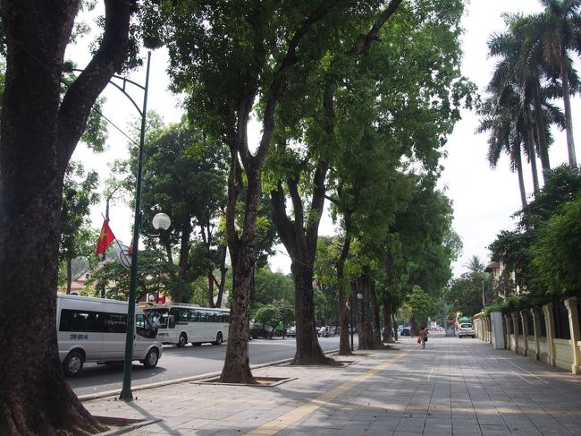 ホテルに荷物を置いて、ホーチミン廟へ。<br />早めにホテルを出たと思ったけれど、着いたらほんとうにすごい行列！！！<br />何100M！？歩いても歩いても、行列がまったく途切れなくて一番後ろが見えないので<br />諦めました。