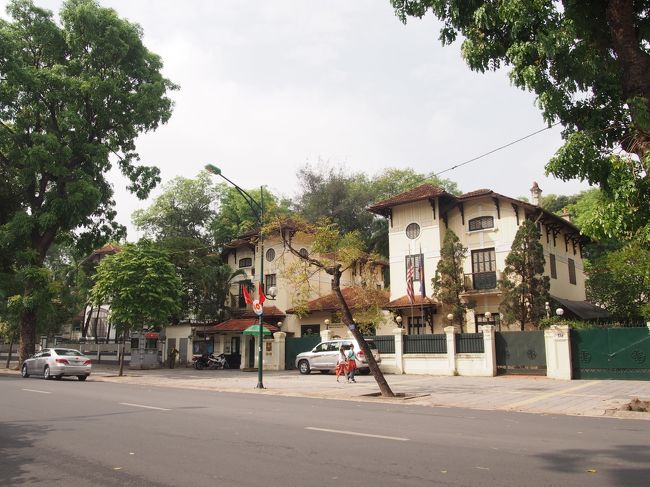 そのままタンロン遺跡にいくことに。綺麗な道をてくてく。<br />このあたりは大使館がいろいろとあります。