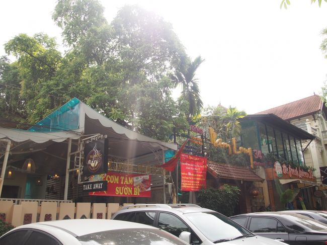 めっちゃ暑い。<br />カフェがたくさんある通りで一旦休憩。