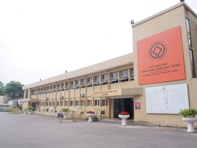 タンロン遺跡についた！<br />正門から入ると入場料がいるけれど、北門から入ると無料らしい。(・∀・)<br />私達は普通に正門から(・∀・)