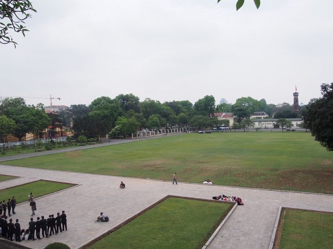 きれいな広場の奥には、ヘリコプターなどの残骸が。<br /><br />式典！？なのかな？<br />ハノイの若者たちが写真撮影していました(・∀・)<br />