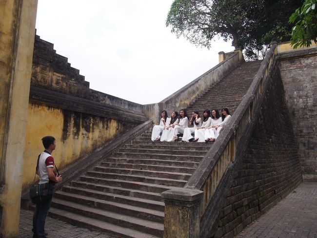 こちらは女の子たちだけ。<br />白のアオザイかわいー(・∀・)とっても綺麗♪<br />カメラを向けたら、ニコって笑ってピースをしてくれました(●´ω｀●)