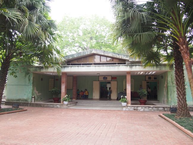 D67の建物。<br />一階の会議室は、ネームプレートなども置いてありました。<br /><br />見た目によらず、地下もたくさんのお部屋があります。<br />地下は、ひんやり冷たくて、少し暗くて、<br />ドアも分厚くって、<br />空爆の間はここに避難するのかな？と想像してしまいました。<br /><br />家具や食器も展示されており、リアリティがありました。