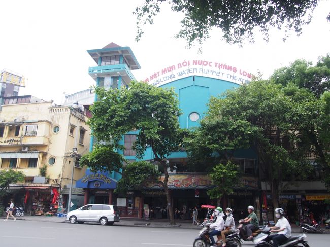 タンロン遺跡を見終わったら、タンロン水上劇のチケットを買いに行きます。<br />タクシーで、タンロン水上劇へ向かいます。<br /><br />はじめに乗ったタクシーが、多分ぼったくりタクシーで<br />めちゃくちゃメーター上がるのが早かったので<br />途中でおろしてもらいました。<br />二回目に捕まえたタクシーは、想定通りの値段で乗れたのでよかった。Σ(ﾟДﾟ)