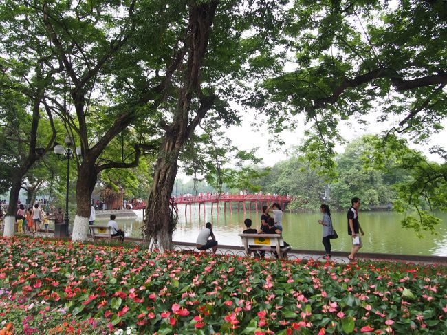 ホアンキエム湖。<br />花壇も綺麗に整備されています。休憩している人がたくさん〜♪<br /><br />ホアンキエム湖の周辺は、旧市街に比べて<br />シクロの呼び込みや、靴磨きの呼び込みがめちゃくちゃ多い！<br />そして車やバイクの交通量が多い！<br />道路の横断するのが、めちゃくちゃ怖い。<br />