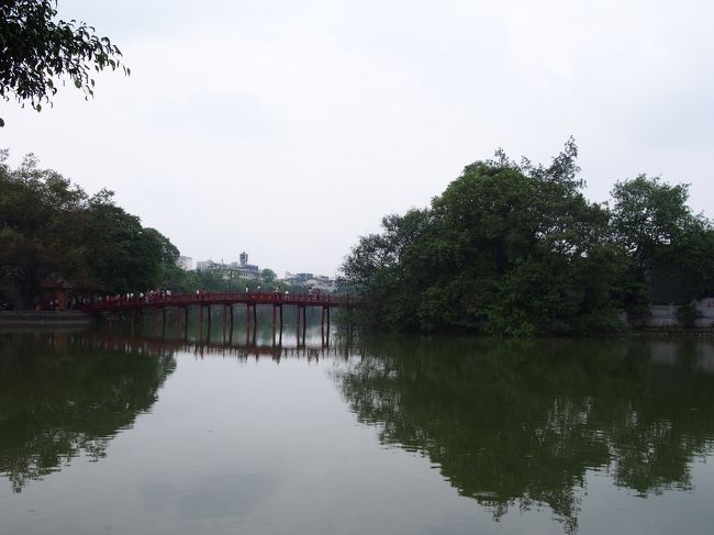 お腹いっぱいになって、再びホアンキエム湖へ。