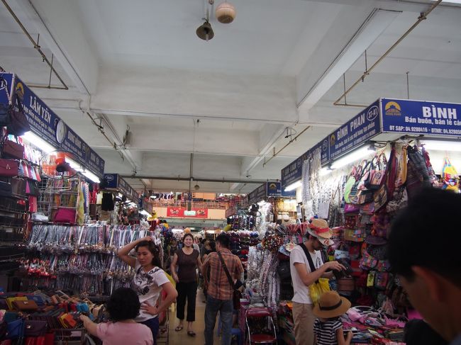 初日には、時間がなくて入れなかったドンスアン市場。<br />所狭しとお店が並んでいます。<br />雑貨屋さん。靴屋さんなどの他に、布地を売っているお店が多いです。