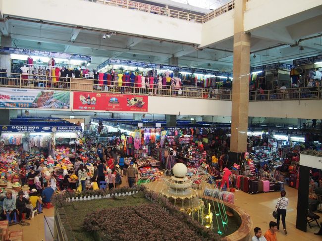 商品の布を巻いたものをたくさん立てて、その上で<br />店員さんが、商品の上でご飯たべていたり<br />お昼寝していたり。<br />自由すぎる。(・∀・)笑<br /><br />布の上に座ったり寝たりして、<br />崩れたりしないのかな。<br /><br />ドンスアン市場では、かわいい下着とか靴をいれるための<br />巾着袋を大量に買いました。<br />値引き交渉にも成功！ディスカウントしてもらえてラッキー♪