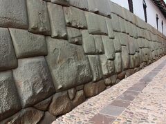 やって来たのは、12角の石。
意外と簡単に見つかりました。