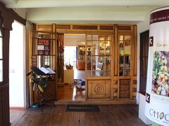 中庭から2階へ上がります。