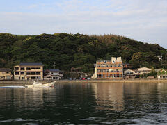 ↓のように昨晩は夜に散歩に行ったものの、

http://4travel.jp/travelogue/11006008

結構酔っぱらっていてぐっすり寝られました。
で、朝です。漁師街は朝が早い。朝から港では漁船が走り回ります。