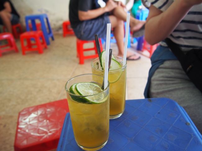 ２つで２万ドンでした。甘くておいしー！<br />さっぱりして、甘くって、あっと言う間に飲み干してしまいました。<br /><br /><br />このあと、旧市街をウロウロしながら、再びホアンキエム湖の方へ戻ります。<br /><br />チャーチャインを飲んだ後は、またしばらく旧市街探索(=ﾟωﾟ)<br />ホエンキアム湖に戻ってきたのは、スパを予約した16時の約1時間半前。<br />暑い中歩き回って少しお疲れ(´･Д･)」<br />ハイアットコーヒーで、アイスベトナムコーヒーを頂きました。