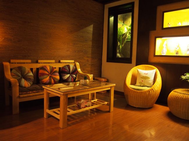 中はこんな感じ。外の街並みとはうってかわって、アジアンできれいな待合室。<br />1時間早く行ったけど、受け付けてくれましたo(｀ω´ )oやったー！<br /><br />私たちの他には、欧米人の男性2人組など。男性でも問題なく施術してもらえるのはステキ♪カップルとか夫婦でも来れるのがいいなo(｀ω´ )o<br /><br />私たちは、SFシグネチャーというパッケージをお願いしました。ジャグジーかミストサウナ、ベトナム式マッサージ、フェイスマッサージがついてます( *｀ω´)<br />荷物は全部ロッカーに預けます。<br />施術時間は二時間で、トータル3時間くらいかかりました。<br /><br />マッサージめっちゃ気持ちよかった！<br />ここでも気持ち良くて爆睡。笑<br />ただ、施術がおわったら、身体中オイリーでした。笑<br />このまま飛行機に乗るので、シャワー浴びたかった。<br /><br />おわった後に、前髪に変な癖がついたので、ドライヤーを貸してもらえるか聞いたら貸してくれました。(´･Д･)」よかった！<br /><br /><br /><br />