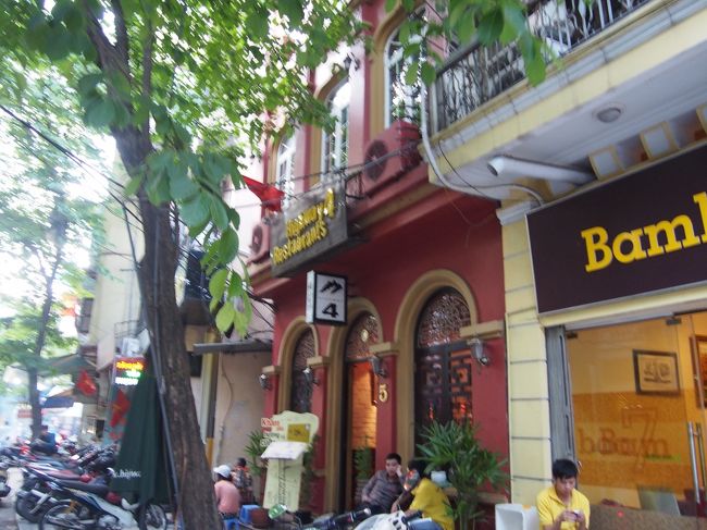 タンロン水上劇まで時間があったので、ごはんを食べることに。<br />ハイウェイ4という、ベトナム各地のいろんなお酒が飲めるお店。<br />まだ早い時間だったので、ほとんどお客さんはいませんでした。