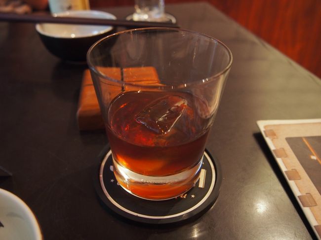 プラム酒をオーダー。<br />水割りが良かったけど、ロックかストレートか聞かれてロックで。原酒！めっちゃ濃い！(･_･;<br />実際の度数はわからないけど、昔ラム酒をショットで飲んだとき以上のアルコール感だったので、それくらいあるのかな？<br /><br />甘いけど、めちゃくちゃ甘くはないです。<br />美味しかったけど、後からお酒がツーンって追いかけてきて、あまり飲めませんでした。。勝手に水割りにしちゃいました。<br />多分ソーダ割りとかにすればめっちゃ飲みやすい気がする(´･Д･)」<br />