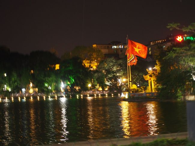 ごはんを食べたら、ホアンキエム湖のほとりでまったり。<br />めっちゃ休憩してる人がたくさん。<br />風が気持ちいいし、夜景がきれい(=ﾟωﾟ)ﾉ<br />
