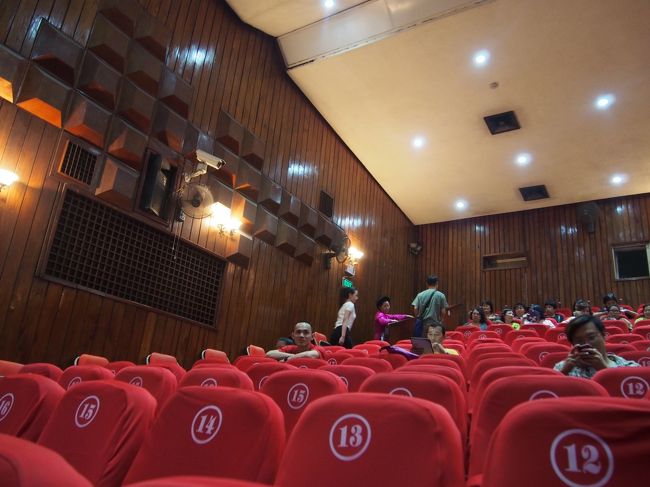 タンロン水上劇場です。前から3列目の真ん中らへん！めっちゃいい席( *｀ω´)<br /><br />たくさんある座席も、開演時間が迫るとともに埋まっていきます。