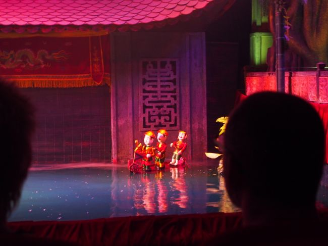 水上劇。約一時間くらいです。<br />数分の短い劇が、10数個くらいあります。<br /><br />コミカルな動きで、どうやってうごかしてるんだろうと不思議になるくらい、縦横無尽に動きます。<br />ストーリーはわかりやすかったです。<br />横にいた中国系の団体さんは大爆笑してました。<br /><br />元々は農村で発達した水上劇。きっと内容も、はじめはこんなコミカルなものではなかっただろうし、いろんなもの想いを込めて演じてたんだろーなあ、と思うと、不思議な気持ちになりました。<br /><br />