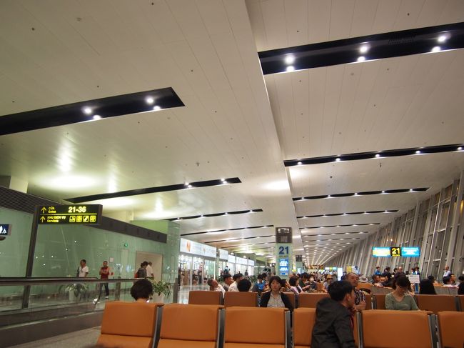 ホテルから送ってもらって、22時すぎに空港着。以外と早く着きすぎた?(ﾟДﾟ)<br />狭い空港なので、お店も少なくボーッとして過ごしました。