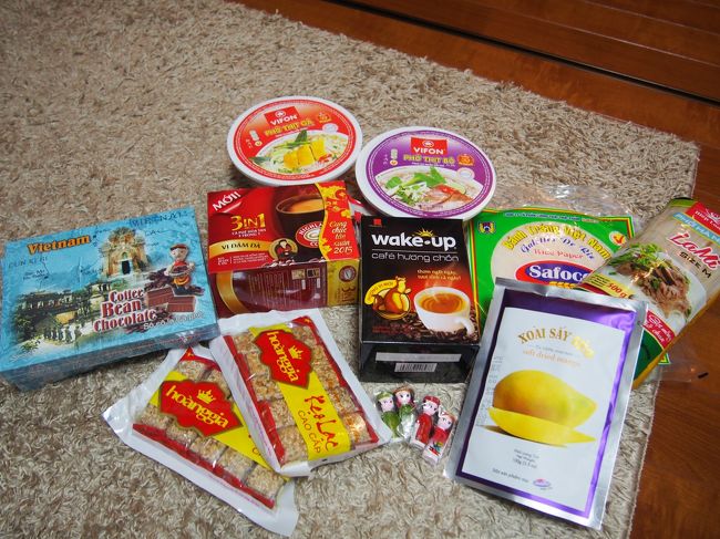 買ったお土産たち。<br /><br />インスタントのフォー<br />フォーの麺<br />生春巻きの皮<br />スティックのベトナムコーヒー<br />粟おこしみたいなお菓子<br />ドライマンゴー<br />お土産のチョコ<br />マグネット<br /><br />あとは半袖のTシャツと、<br />巾着袋。<br /><br /><br />インスタントのフォーは、フォークと真空パックのお肉も入ってた！やすいのにすごいo(｀ω´ )o<br />フォーガーのが個人的に好きだった(´･Д･)」<br /><br /><br /><br />短かったけど、めっちゃ楽しい旅行でした( *｀ω´)<br />次はホーチミンも行って見たいな(´･Д･)」<br /><br /><br />