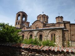 14世紀に建てられたセルビア正教の教会「リェヴィシャの生神女教会」。
2004年のコソボ暴動の際に焼き討ちに遭ってしまったそうで、鉄条網で囲われており、中には入れません。