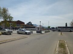 中心部からは少し離れたプリズレンのバスターミナル。
トイレは建物の地下にありました（有料で0.3ユーロ）。